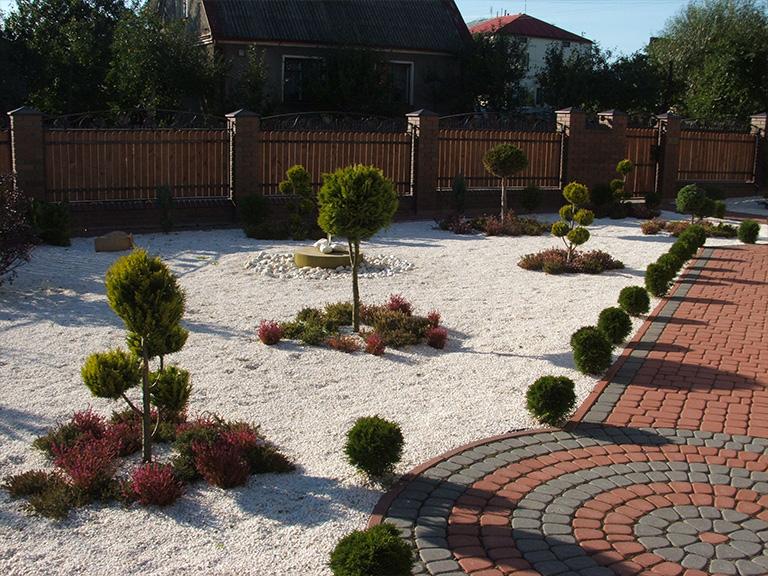 Ogród wysypany ozdobnymi kamykami